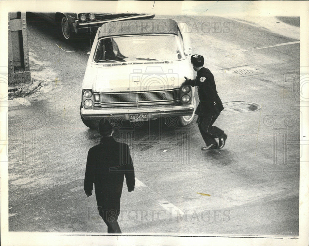 1965 Press Photo Robert Murphy Policeman Directs Car - Historic Images