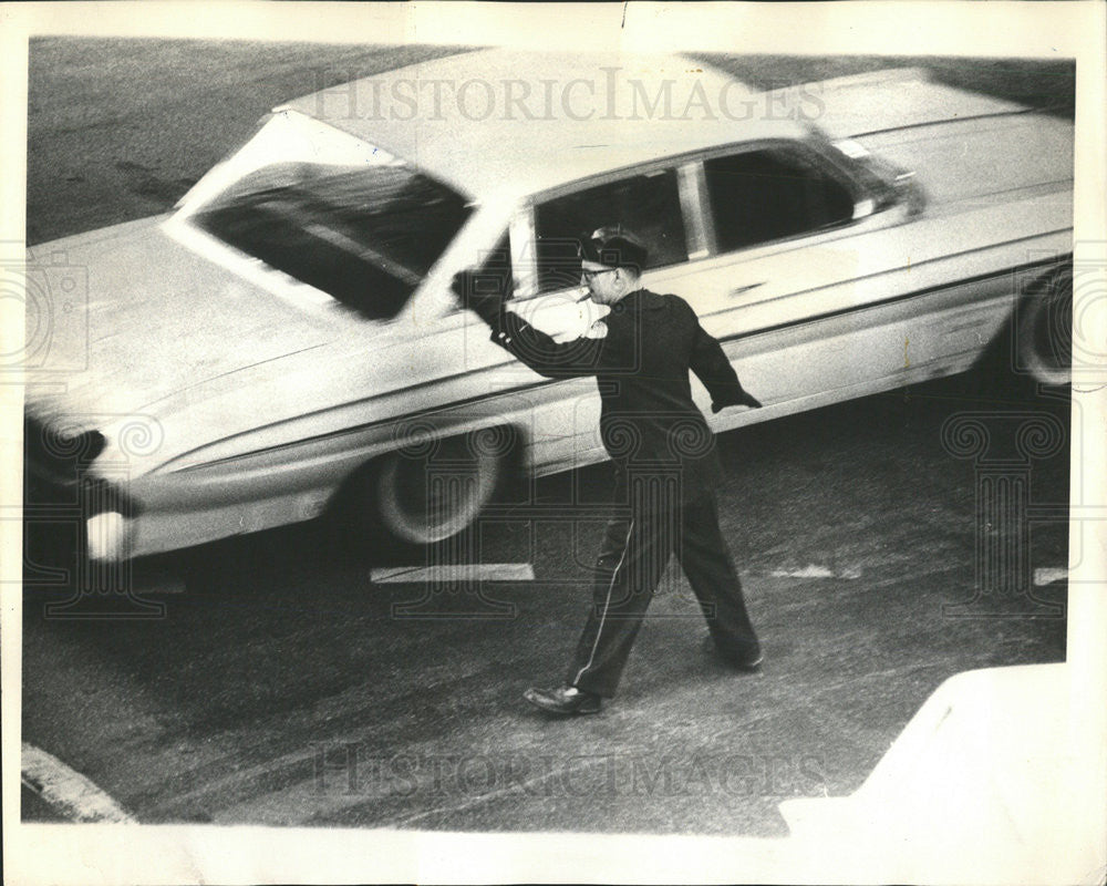 1965 Press Photo Robert Murphy Policeman Directs Traffic - Historic Images