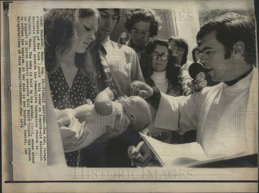 1974 Press Photo REV. JOSEPH O&#39; ROURKE HOLY WATER NATHANIEL MORREALE - Historic Images