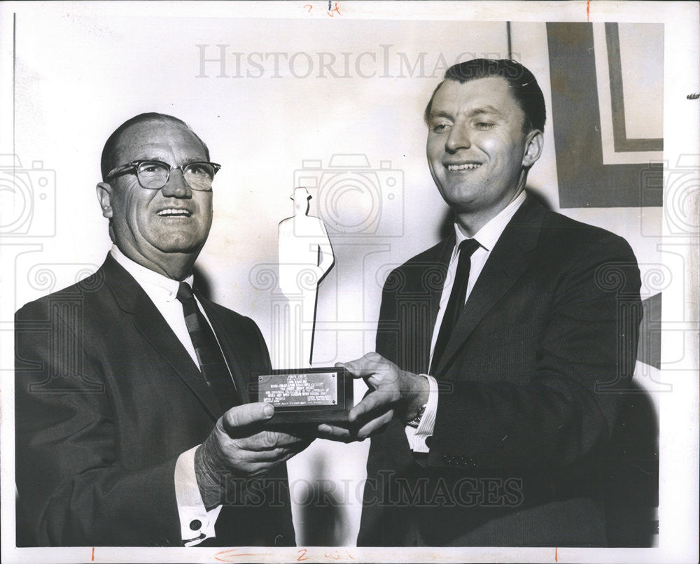 1963 Press Photo Don Reck Daily News men&#39;s fashion writer accepts &quot;Lulu&quot; award - Historic Images