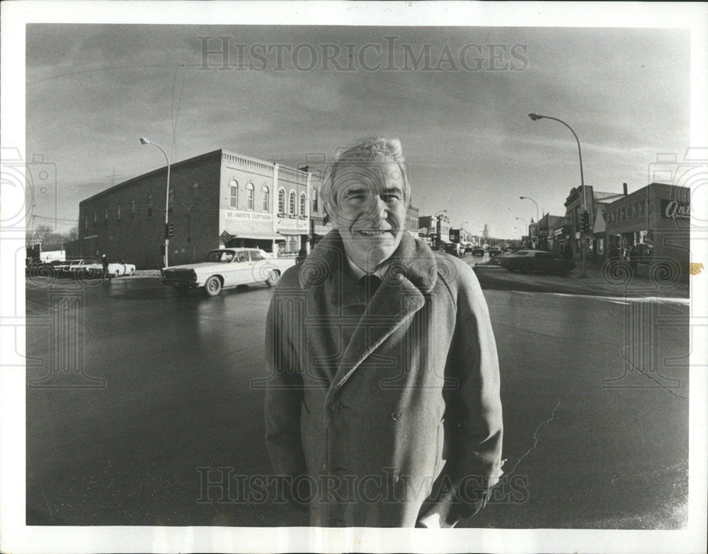 1972 Press Photo Harry Reasoner ABC News Correspondent &quot;A Small Town In Iowa&quot; - Historic Images