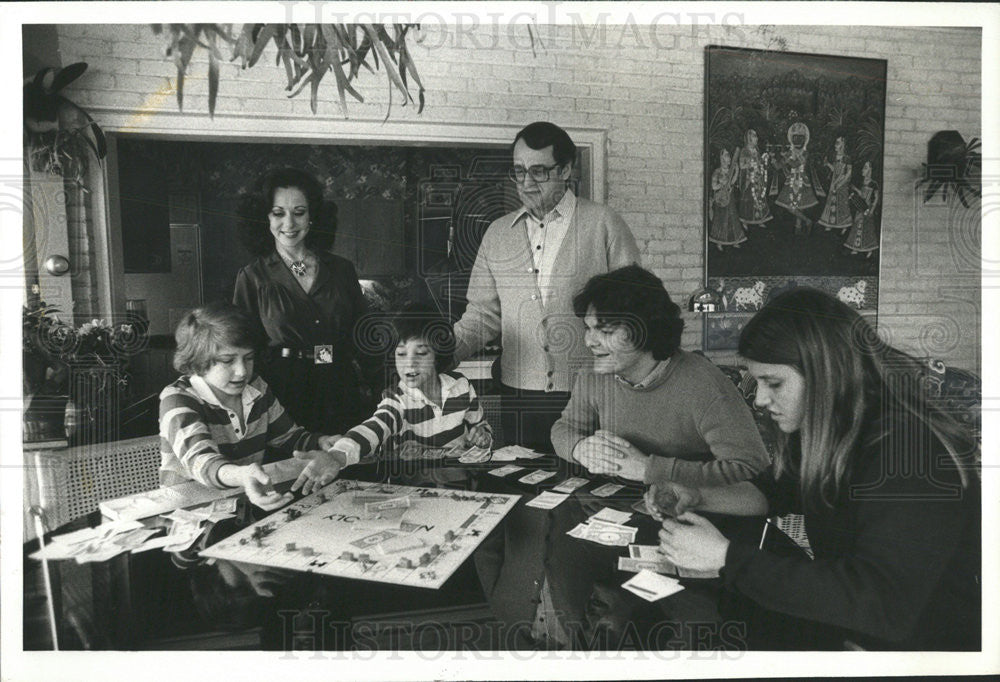 1980 Press Photo Jerry Martyl Reinsdorf Cloisonne Jewelry Saks 5th Avenue - Historic Images