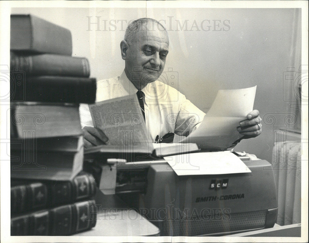 1965 Press Photo Walter Raymond Assistant Director Translation Bureau Chicago - Historic Images