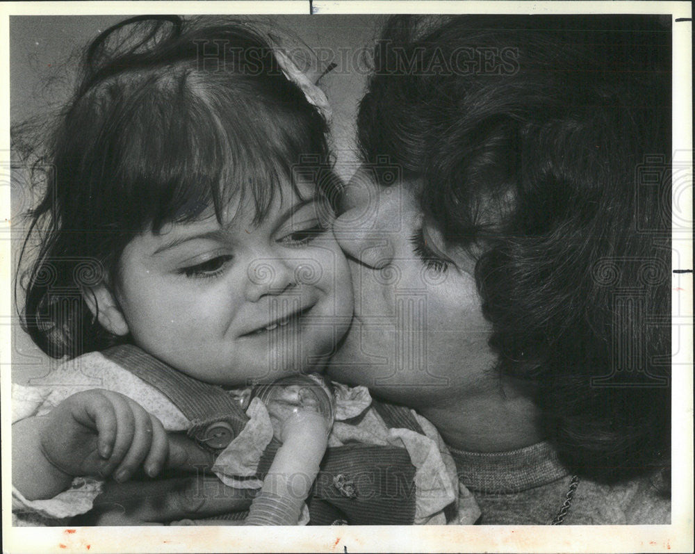 1984 Press Photo Elizabeth Maher Lung Cysts Child Victim - Historic Images