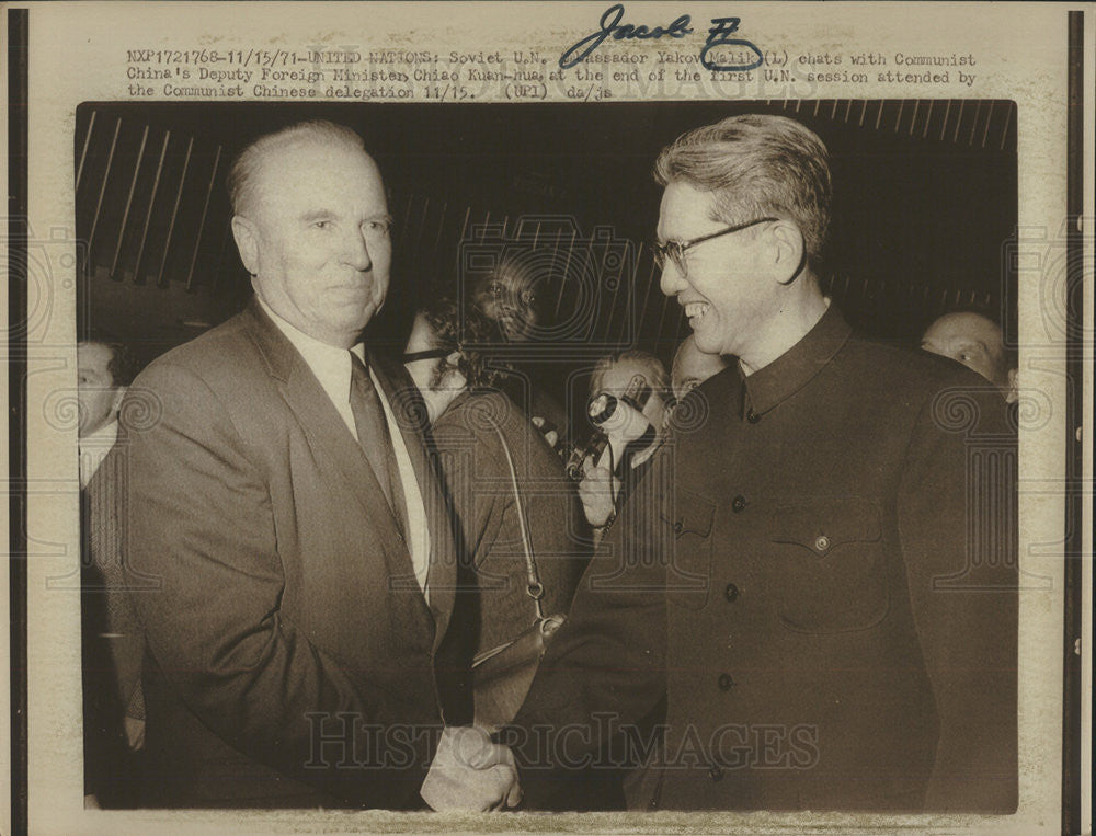 1971 Press Photo Yakov Alexandrovich Malik Soviet Ambassador Chiao Kuan chats - Historic Images