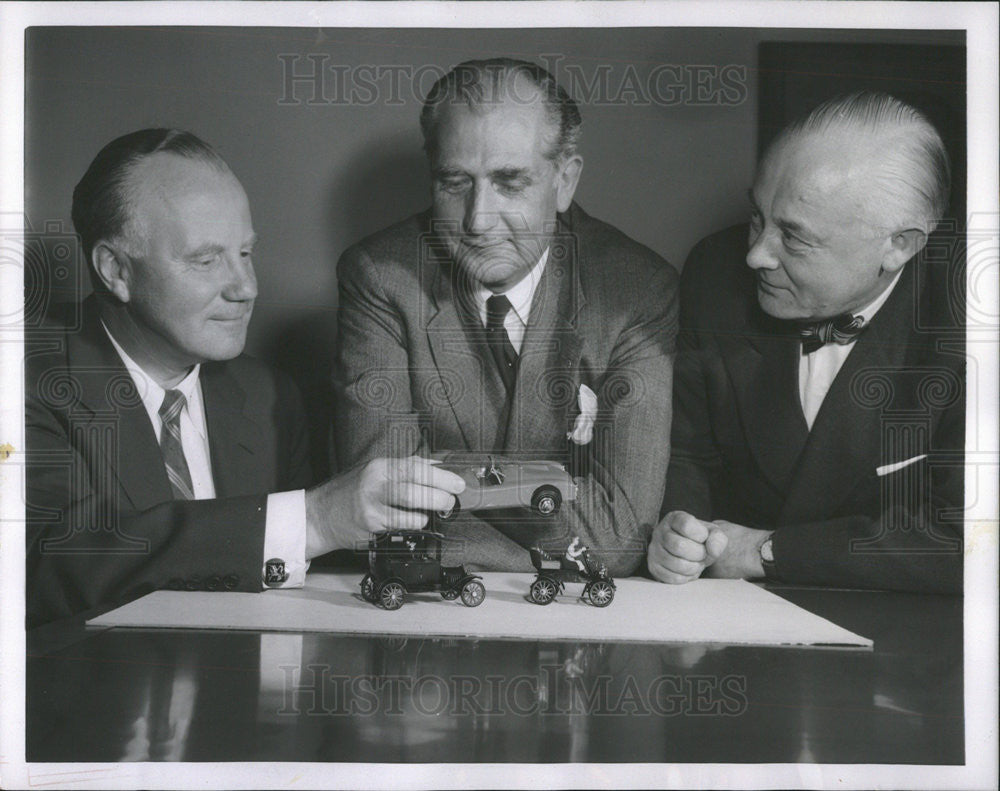 1954 Press Photo Danish Banker Tour U.S. - Historic Images