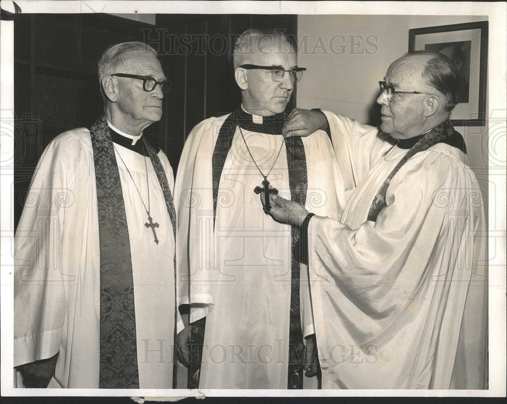 1959 Press Photo Dr. Lundeen receiving President&#39;s Cross with Pres.Oscar Benson. - Historic Images