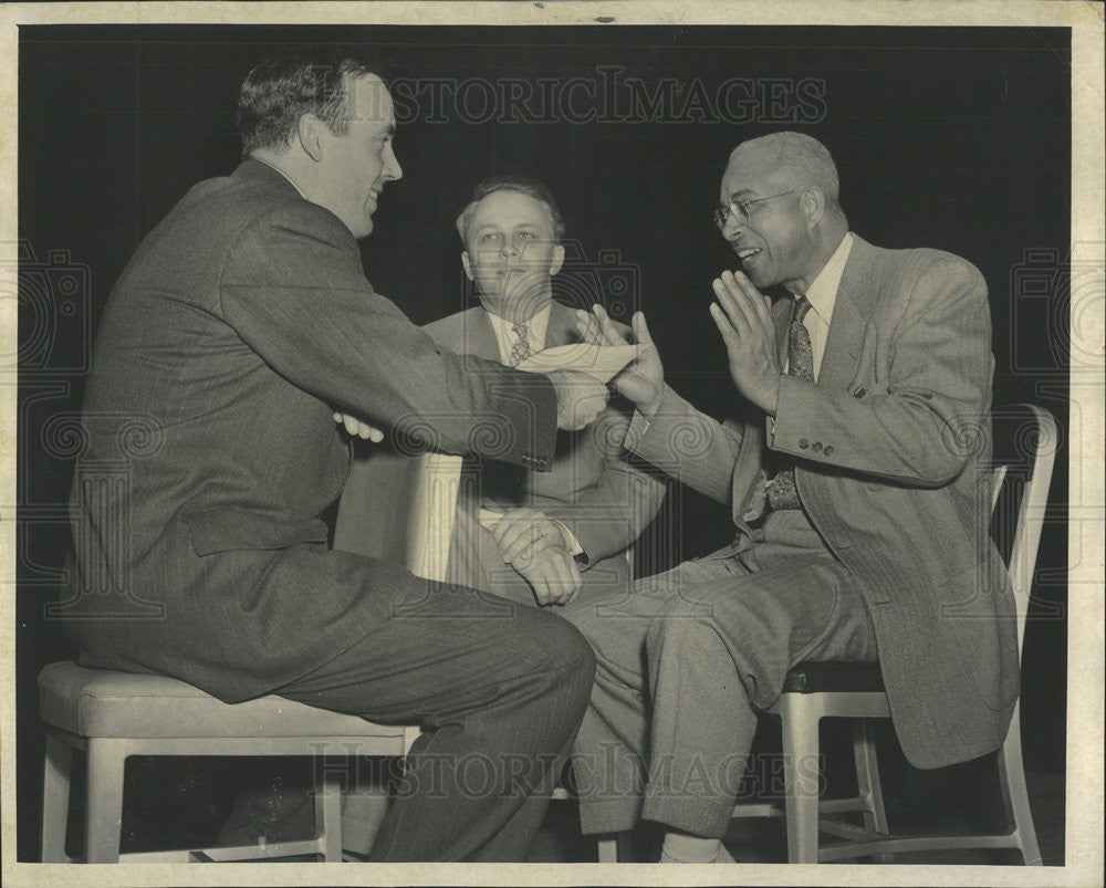 1954 Press Photo Ald Robert Merriam American politician Hubert Will Golden Darby - Historic Images