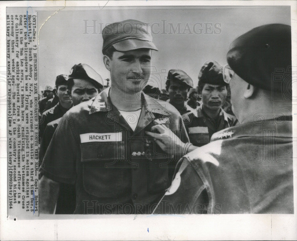 1964 Press Photo Capt Robert Hackett South Vietnam army soldier yank Viet Cong - Historic Images