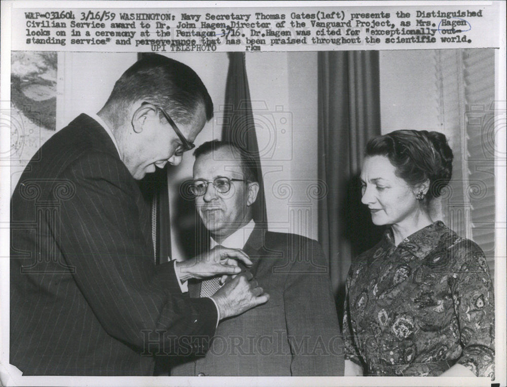 1959 Press Photo Thomas Gates American Navy Secretary Civilian Service Award Ill - Historic Images