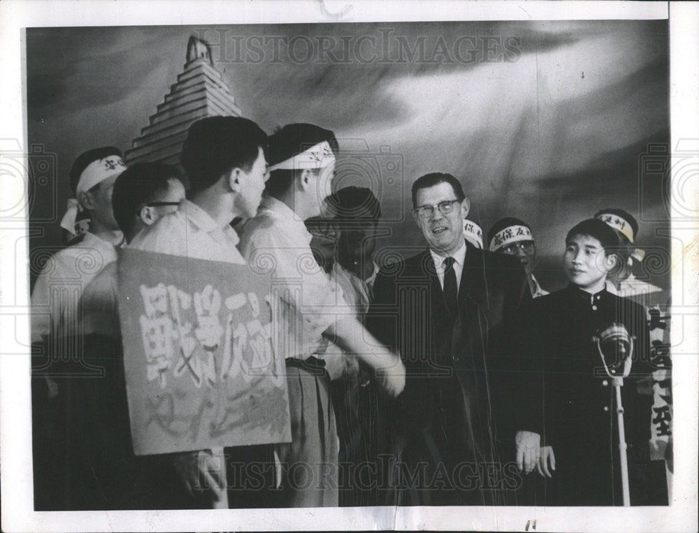 1961 Press Photo James Campbell Hagerty White House Press Secretary Japan Greets - Historic Images