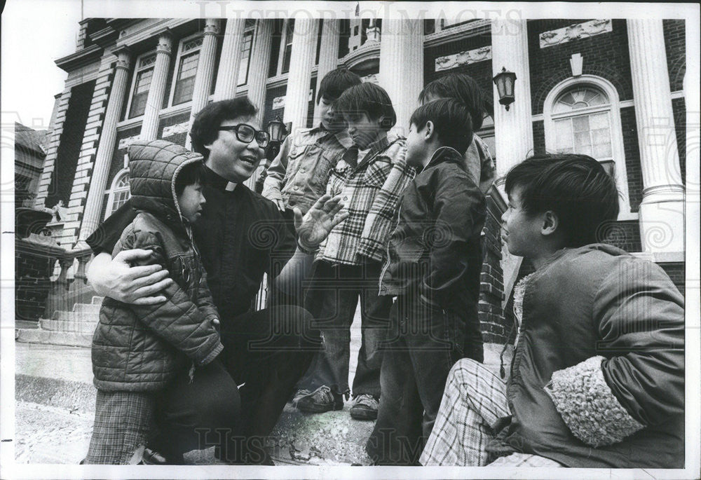 1977 Press Photo FATHER JOSEPH HAI  VIETNAMESE YOUNGSTERS - Historic Images