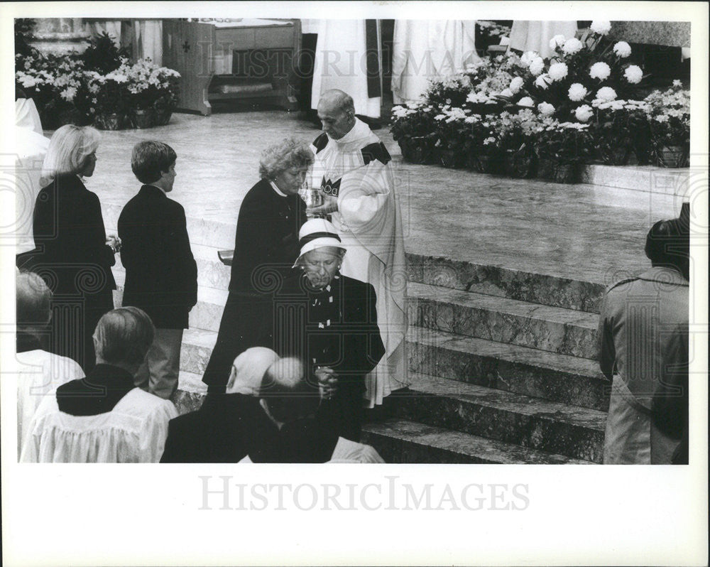 1982 Press Photo Helen Dolan Wilson Communion During Funeral Mass - Historic Images