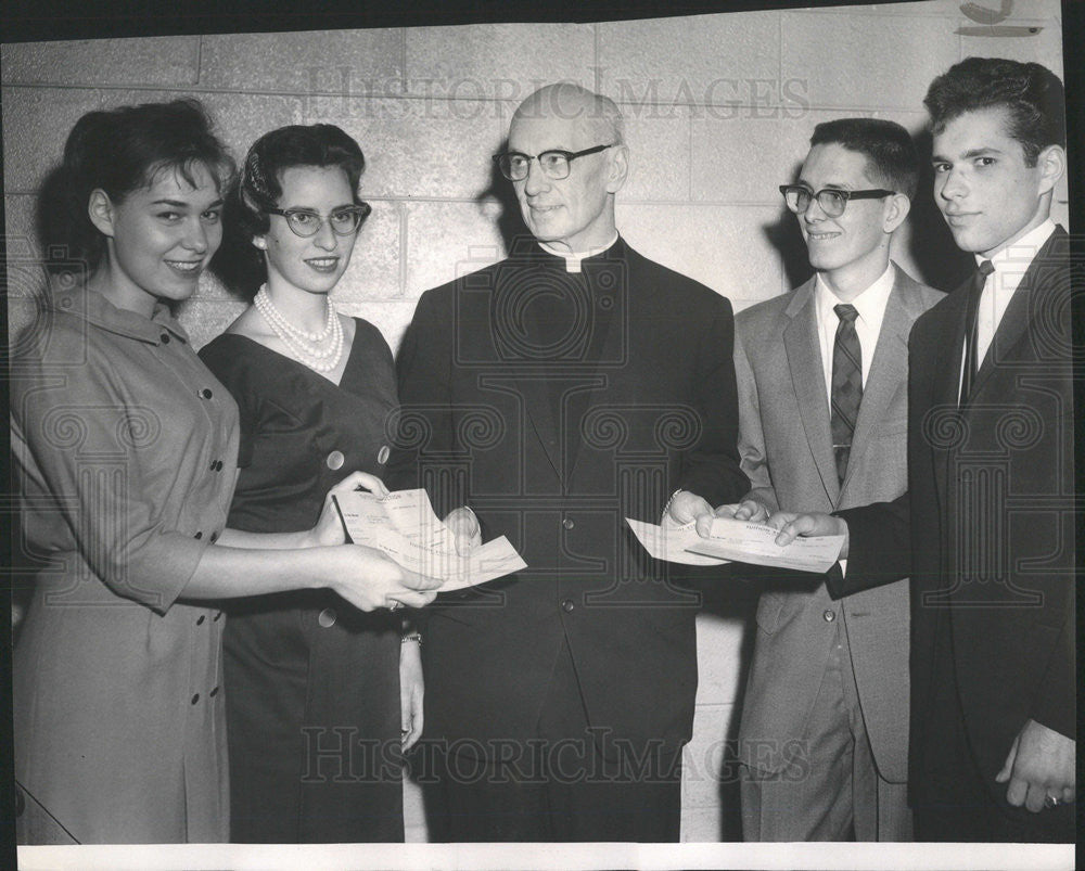 1961 Press Photo Loyola Univ. awards 4 scholarships - Historic Images