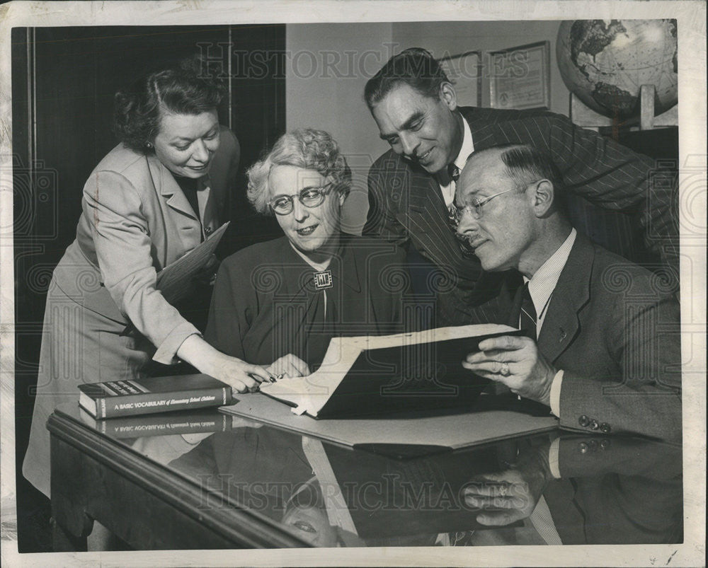 1947 Press Photo going over Spelling Bee words for Chicago City schools - Historic Images