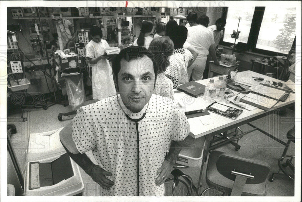 1977 Press Photo Dr Henry Mangurten,high risk unit of hospital - Historic Images