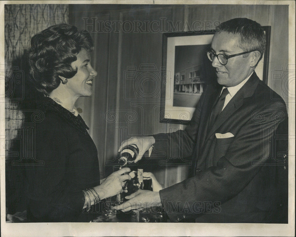 1962 Press Photo Host at the fondue party, Robert H. Wilson &amp; his Wife Weezie - Historic Images