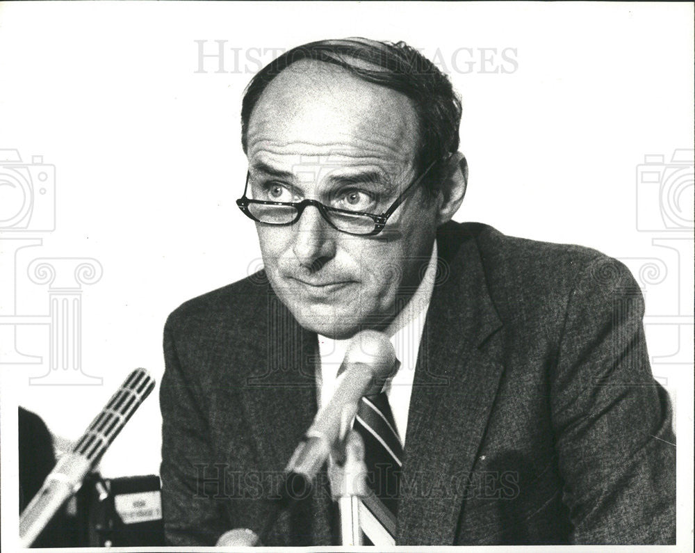 1980 Press Photo Sam Nolan give press conference - Historic Images