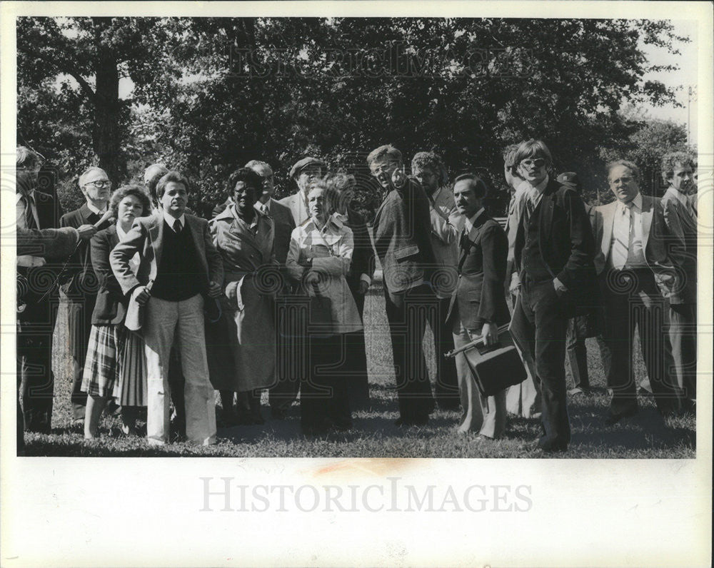 1981 Press Photo Judge Prentice Marshall,the jury &amp; attys visit  murder scene - Historic Images