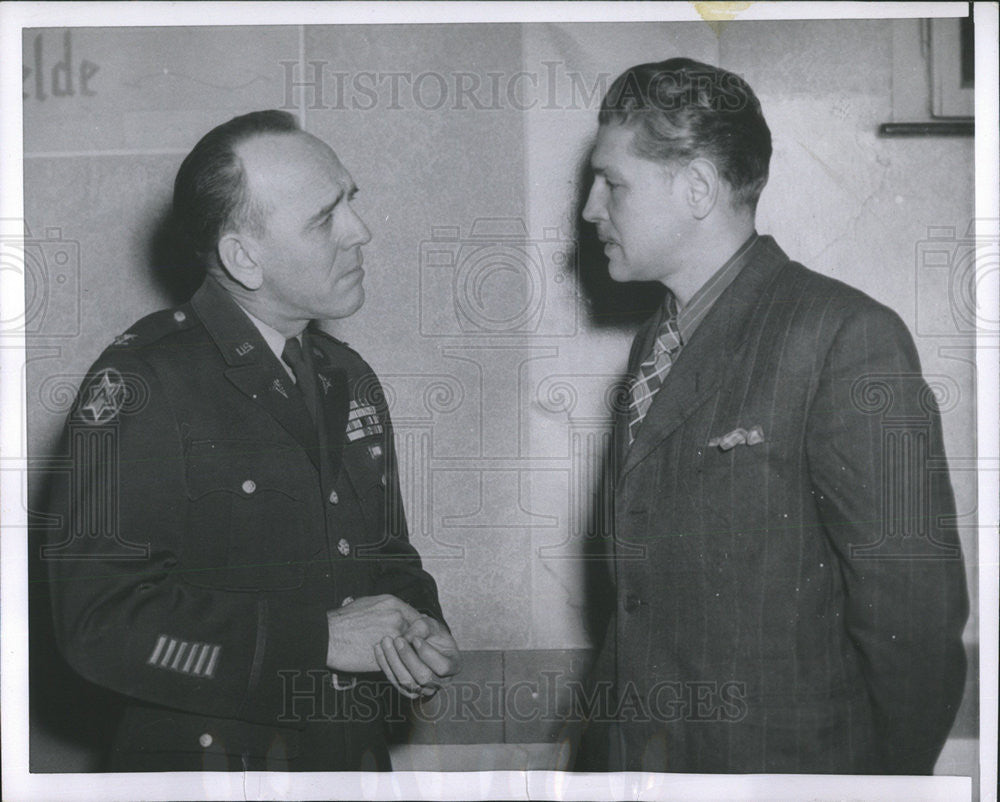 1955 Press Photo Pvt William Marchuck , released POW &amp; Col Everett King - Historic Images