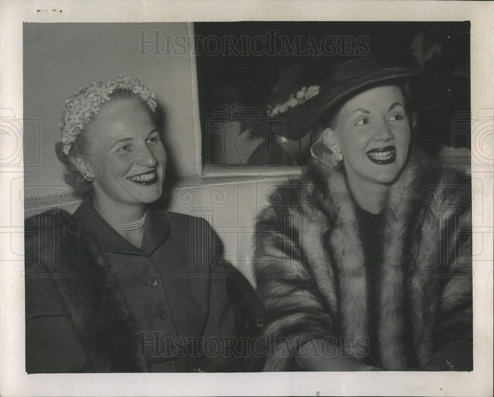 1952 Press Photo  MRS. PHILIP MANNING MRS. LESTER J. SHOLTY JR. SPRING FURS - Historic Images