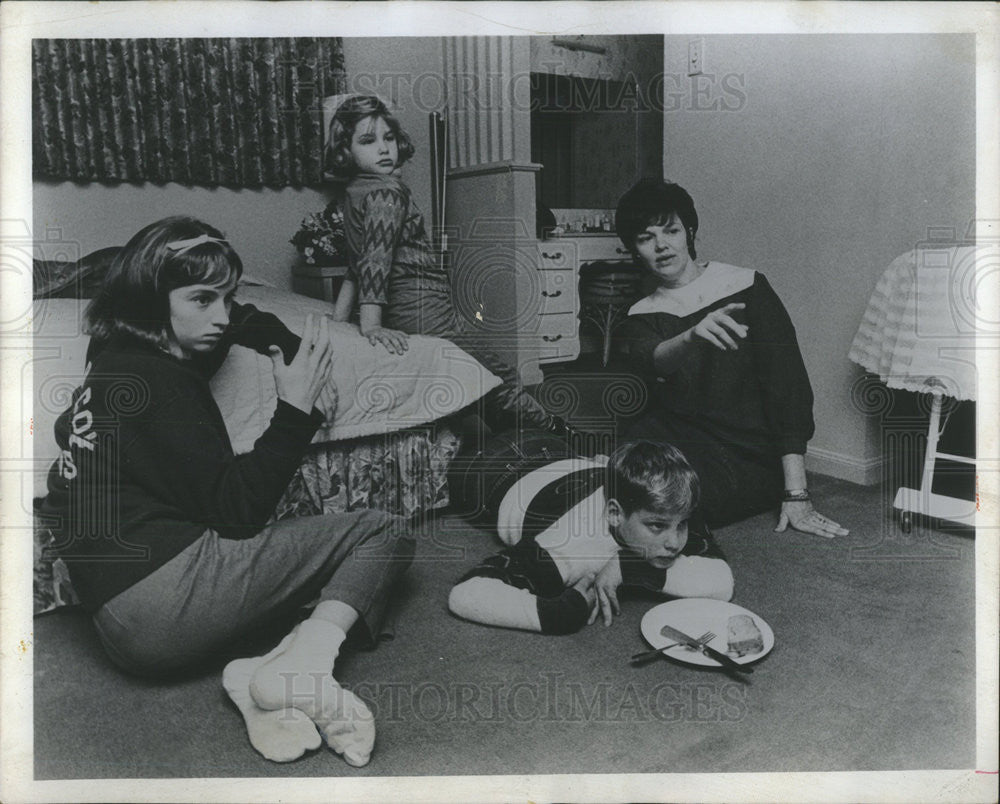 1965 Press Photo Mrs. Marilyn Lovell and daughters - Historic Images