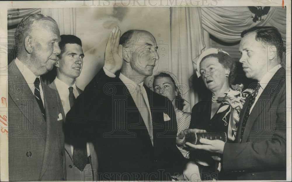 1951 Press Photo Defense Secretary Robert A. Lovett sworn into office Ralph N st - Historic Images