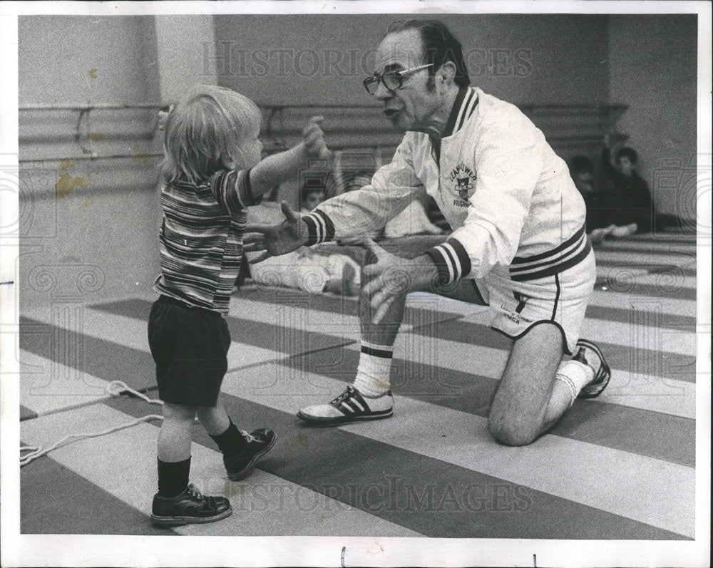 1974 Press Photo Ray Newman Chicago Leaning Tower YMCA Mark Brewster First Steps - Historic Images