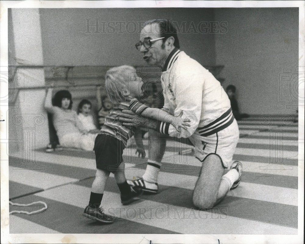 1974 Press Photo Ray newman leaning tower YMCA handicapped Children - Historic Images