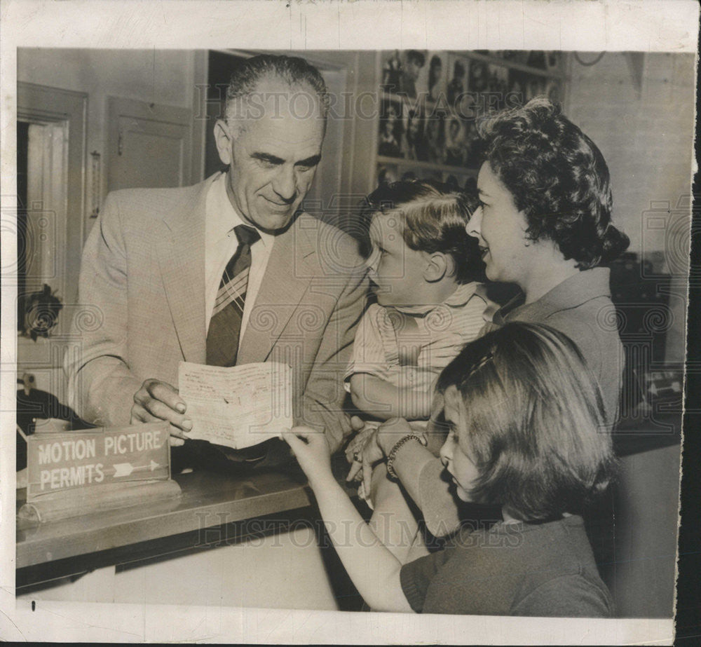 1957 Press Photo James Mason &amp; Family Son Appearing in &quot;Panic&quot; - Historic Images