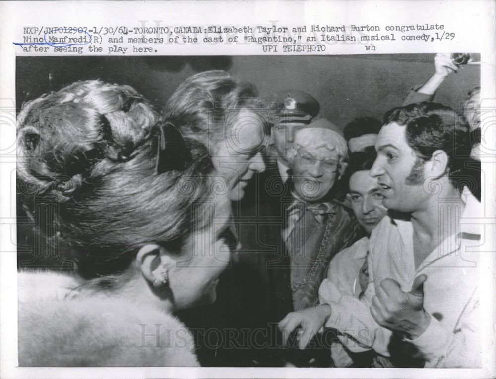 1960 Press Photo Liz Taylor and Richard Burton Congratulate Cast Of Rugatino - Historic Images