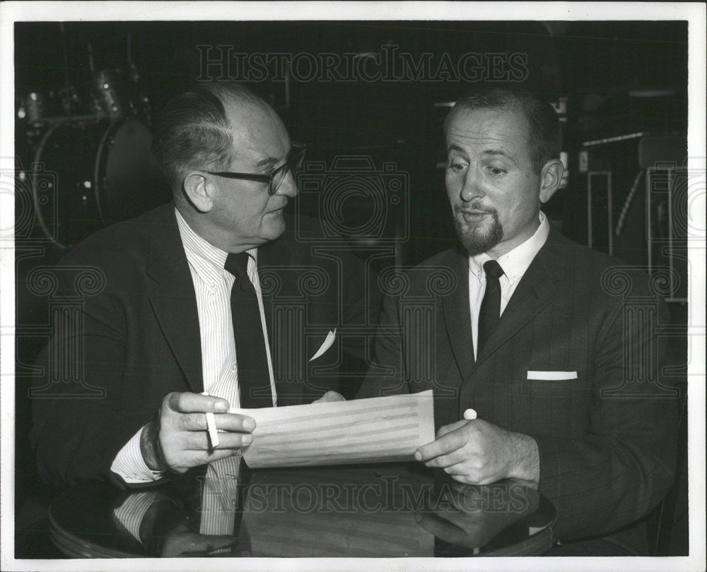 1958 Press Photo John Mandel Composer Want Live Frank Holsfeind Music Authority - Historic Images