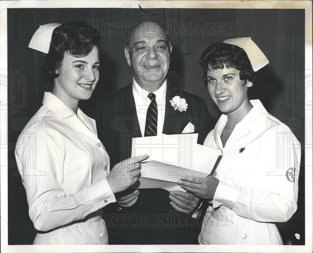 1961 Press Photo Mandel And Two Graduating Nurses From Michael Reese Hosp Schl - Historic Images