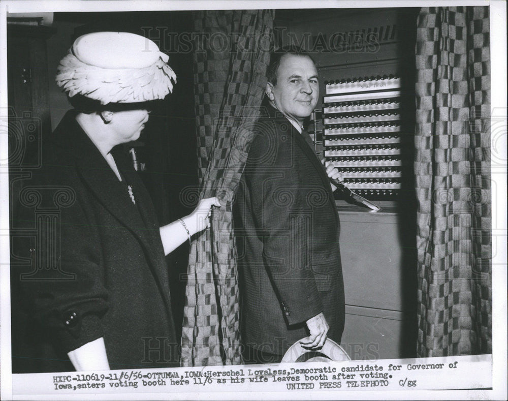 1956 Press Photo Herschel Loveless Candidate Governor Iowa Enters Voting Booth - Historic Images