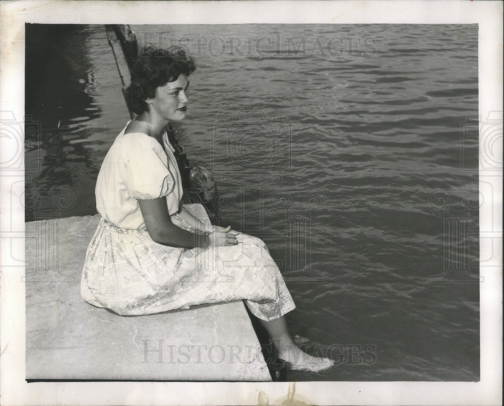 1952 Press Photo Suzanne Wilson Wilmette Lake Michigan Rescue Sinking Yacht - Historic Images