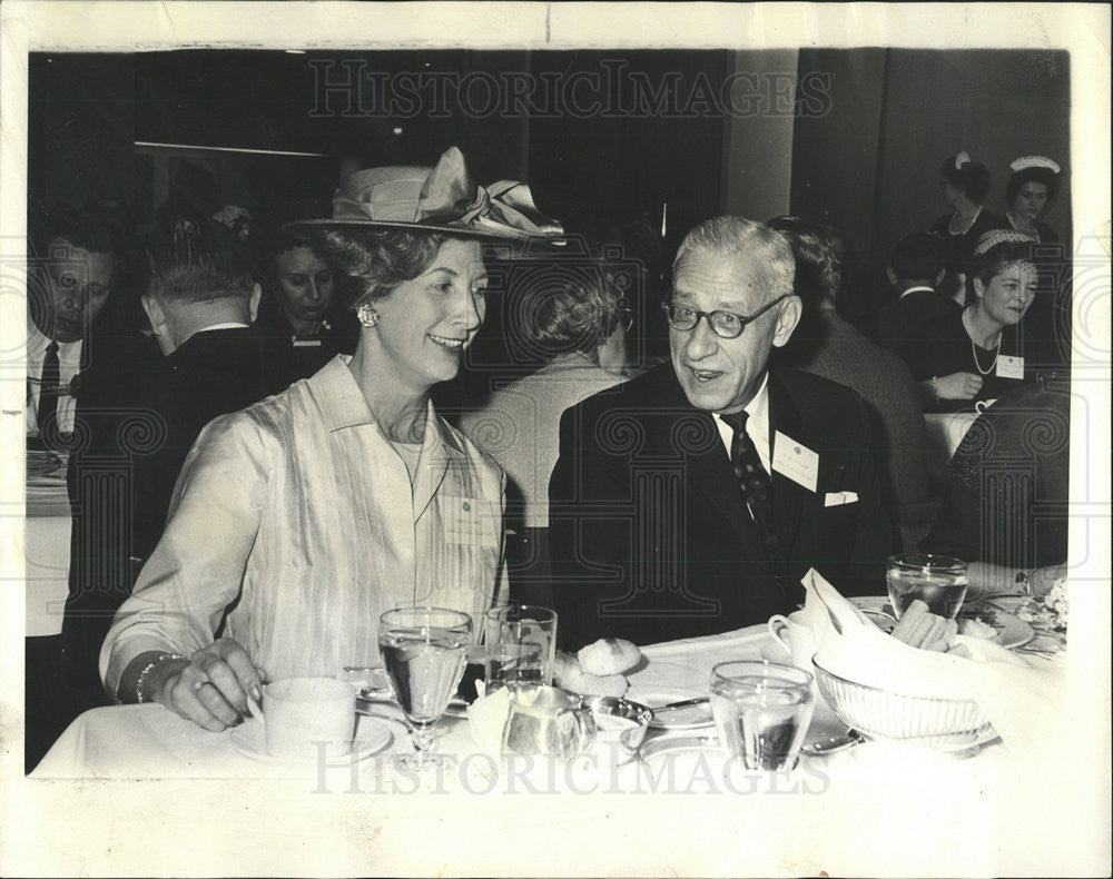 1943 Press Photo Ramoa Neu and Edward Wilson At Meeting Of Executive Secretaries - Historic Images