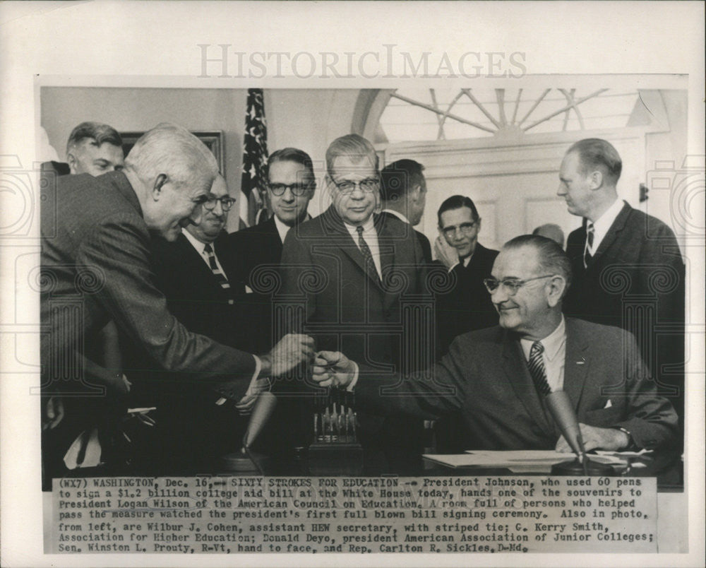 1953 Press Photo President Johnson Sixty Pens College Aid Bill - Historic Images