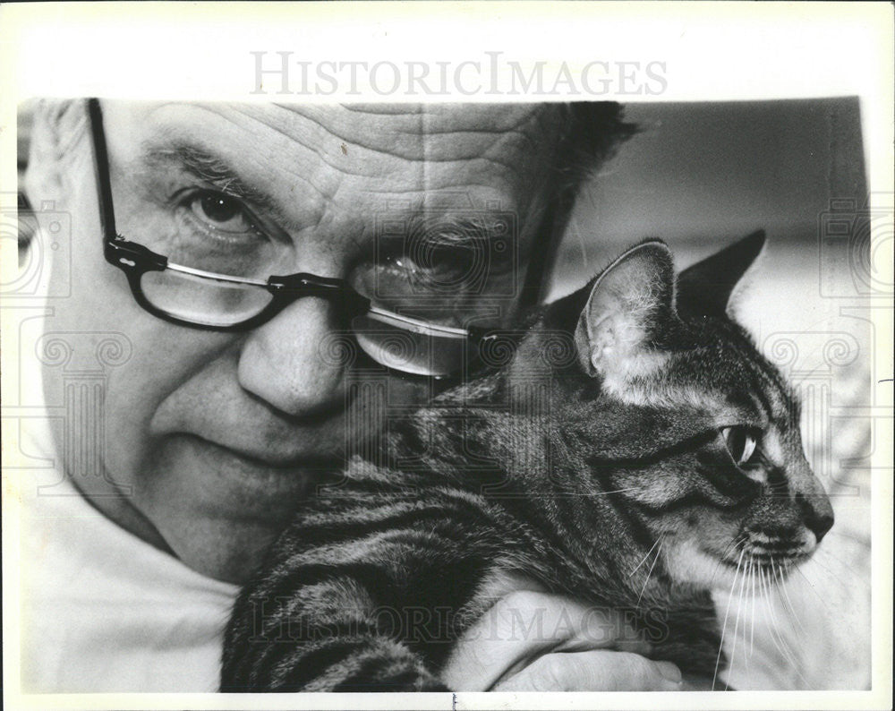 1985 Press Photo Robert Marsh holds fat cat Sasha - Historic Images