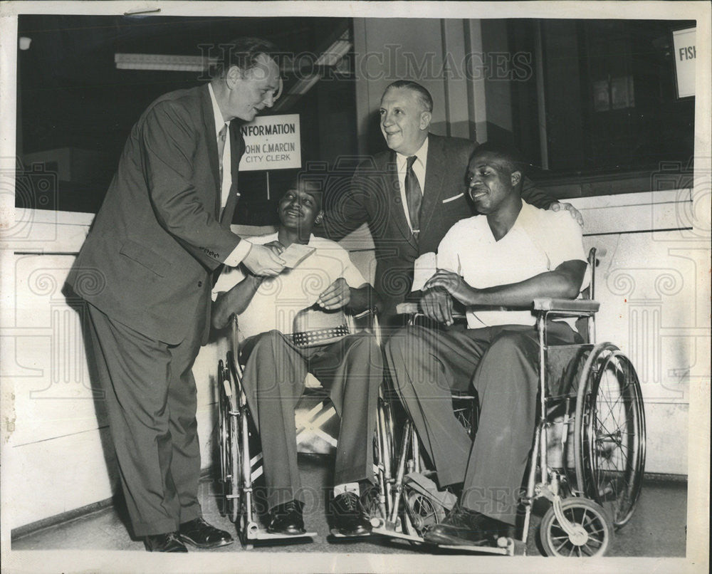 1958 Press Photo Free City Vehicle Stickers Disabled Vets Burrage Jones - Historic Images