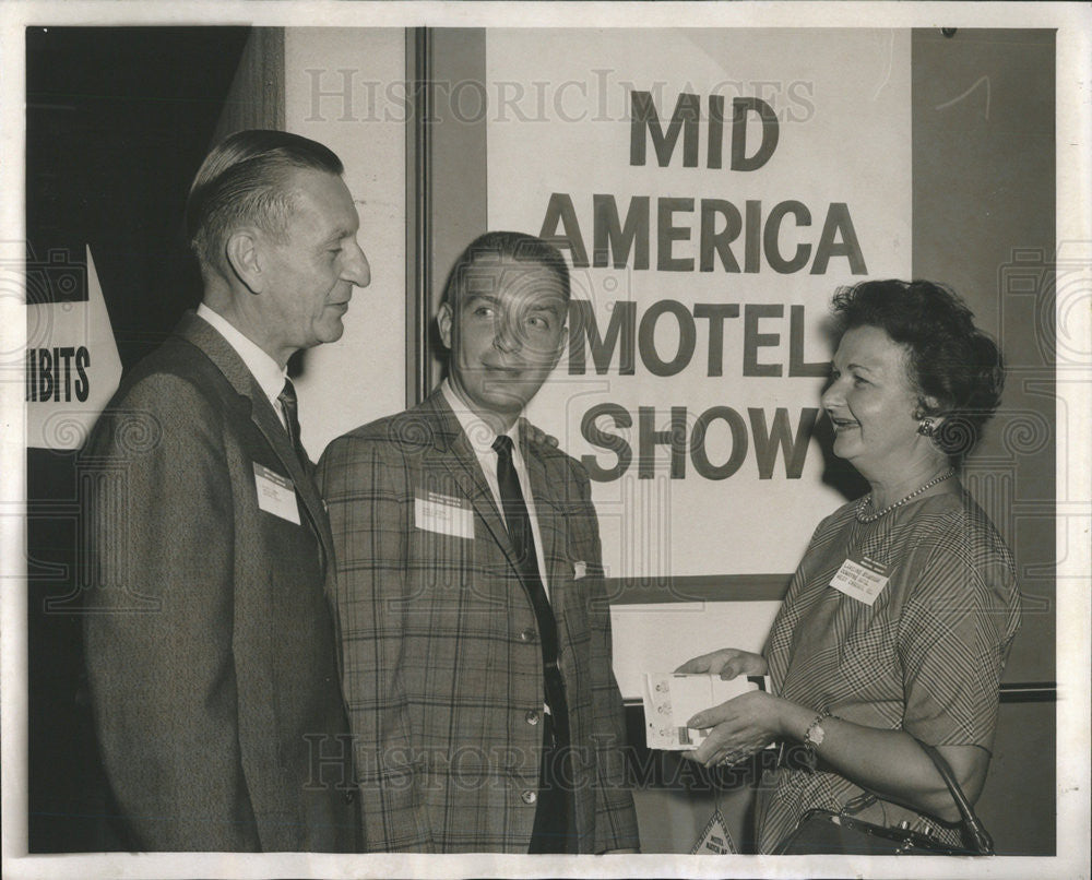 1961 Press Photo Visitors at the American Motel Association show - Historic Images