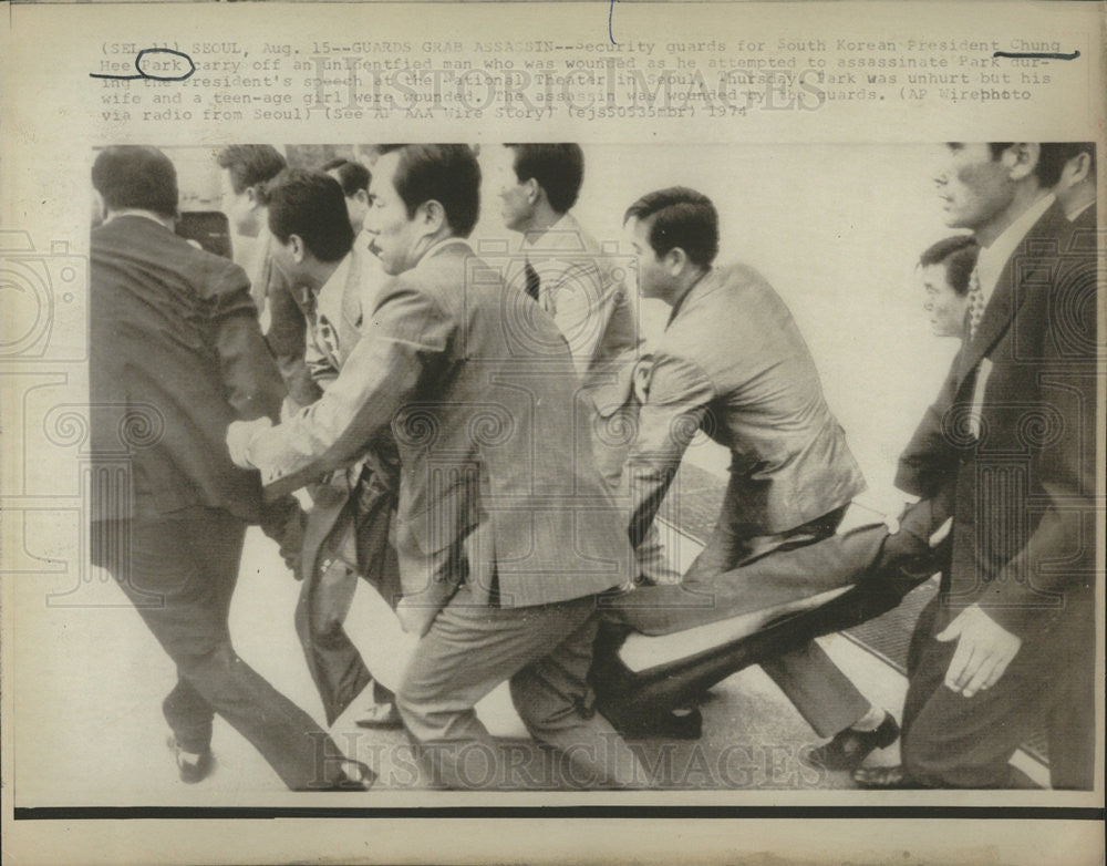 1974 Press Photo Guards grab assasin before he can kill Park Chung Hee - Historic Images