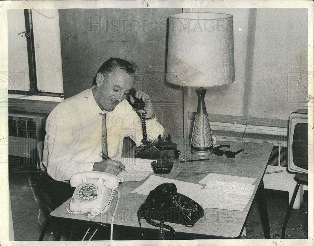 1966 Press Photo Police Lt. Francis Nash in bookie&#39;s wire room - Historic Images