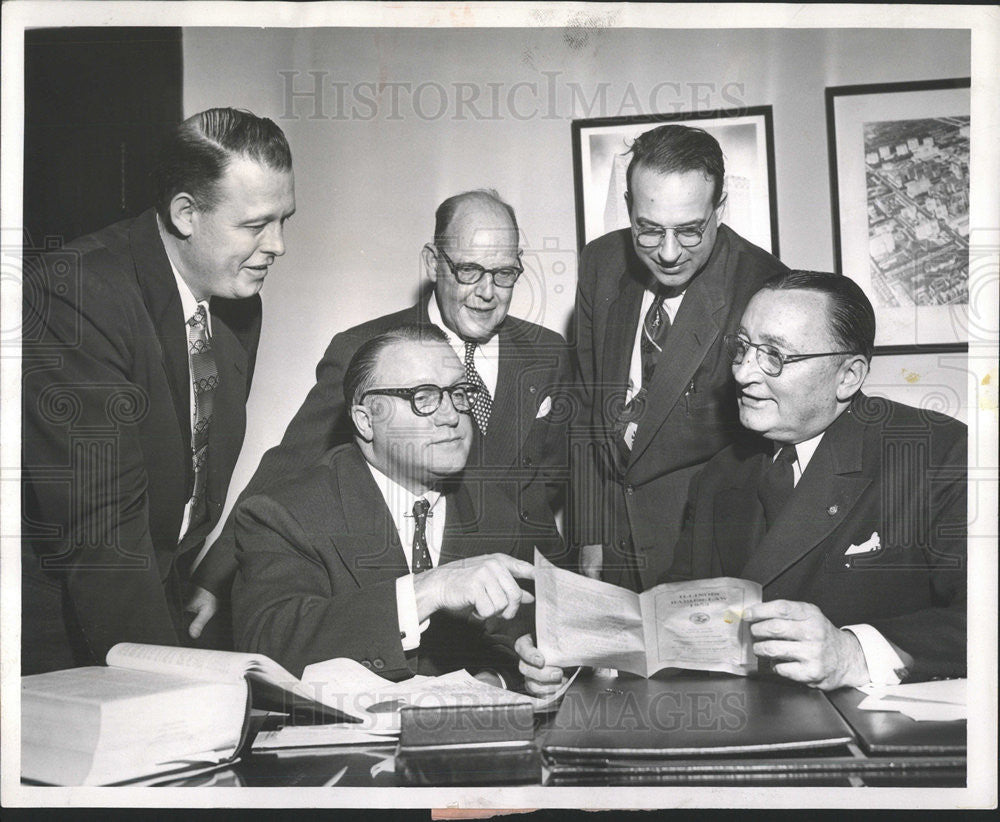 1954 Press Photo Atty Gordon Nash, William Erickson Propose for Rabies Control - Historic Images