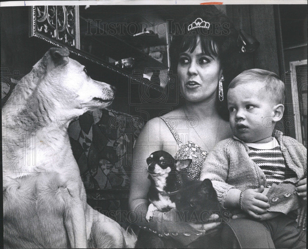 1989 Press Photo Boy, Mrs Doris Naghtin In Crown And Three Animals - Historic Images