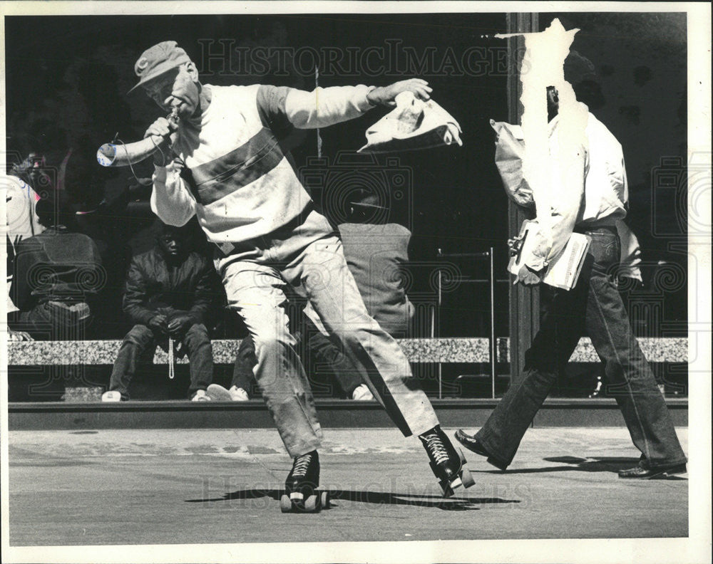 1986 Press Photo Samuel Leeroi Nabors Roller Skating Daley Plaza - Historic Images