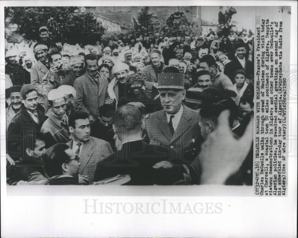 1960 Press Photo Charles de Gaulle mingles with Muslims - Historic Images