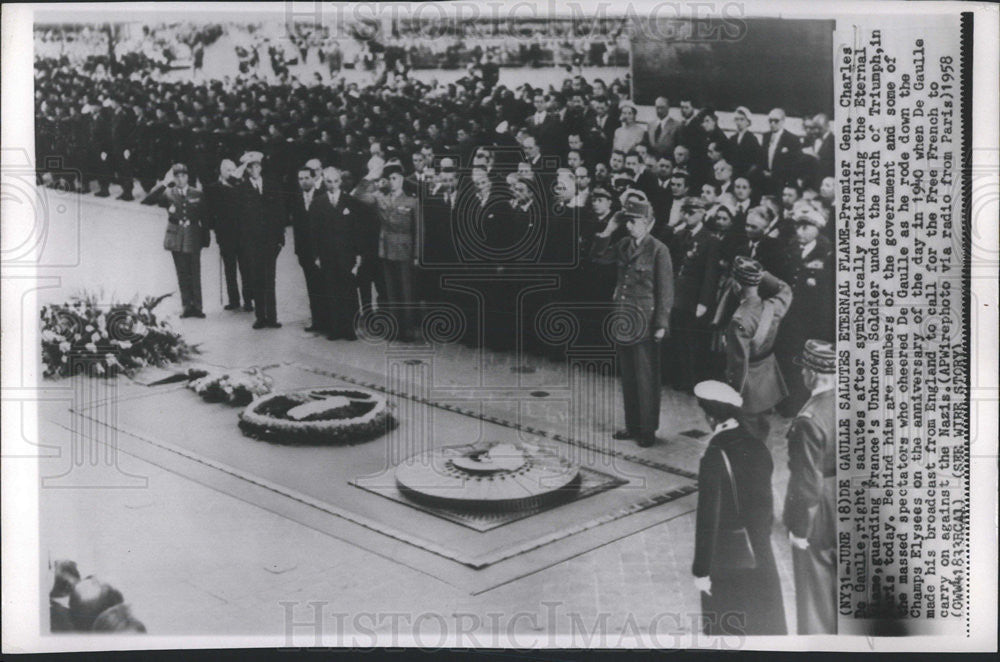 1958 Press Photo Charles De Gualle Rekindle Eternal Flame Under Arch Of Triumph - Historic Images