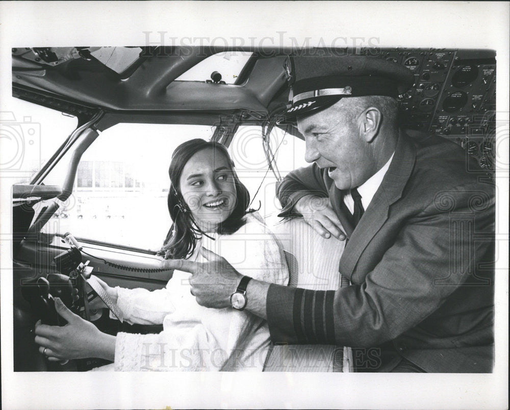 1968 Press Photo Sunny Sanders Acting Deputy Aviation Captain M.F. De Jonghe - Historic Images