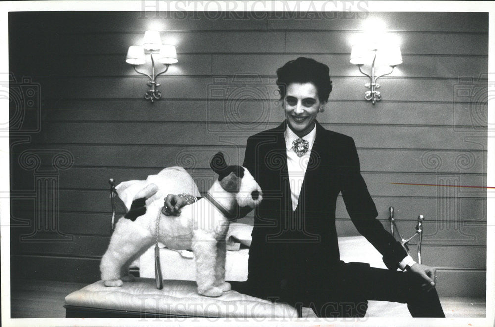 1991 Press Photo Ines de la fressange stuffed dog model - Historic Images