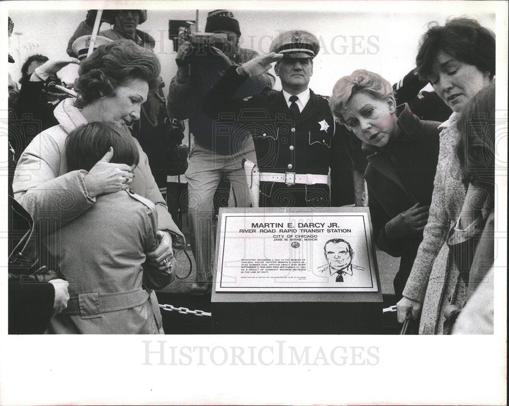 1983 Press Photo Patricia Darcy&amp;grandson,Mayor Byrne and police - Historic Images
